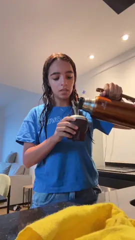 A post by @moreeandrade on TikTok caption: Acompáñame este sábado de casa sola 😂 #sinmihermana 