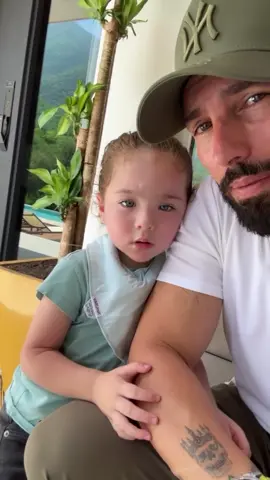 A post by @ponchodenigris on TikTok caption: Cuantos más ???? #felizdiadelpadre #diadelpadre #ponchodenigris 