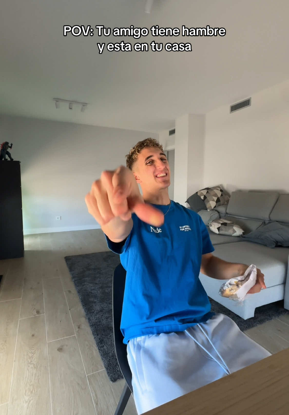 A post by @jonata_26 on TikTok caption: 2.4M en Instagram?💙