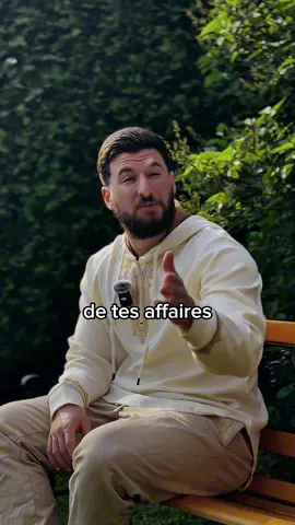 A post by @redazere on TikTok caption: Le Prophète Muhammad ﷺ a dit : « Fais partie des signes de la perfection de l’Islam d’une personne : qu’elle délaisse ce qui ne la regarde pas. » (Rapporté par Tirmidhi) Se préoccuper des autres et de ce qu’ils font ne mène qu’à des maux de tête sans fin. Tu ne récupéreras jamais ton temps, alors utilise-le pour te concentrer sur ce qui est vraiment utile. La vie devient bien meilleure quand tu n’es plus dérangé par ce que font les autres.