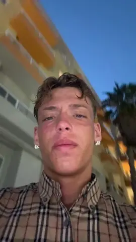 A post by @domenicoespositooo_ on TikTok caption: questa estate chi single ?