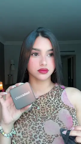 A post by @valeriacarruyo on TikTok caption: entre las lindas no tenemos secretos 😗🎀 @Huda Beauty 