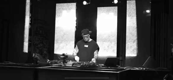 A post by @iamalfredheinrichs on TikTok caption: this is my Bassline🤌🏽😎