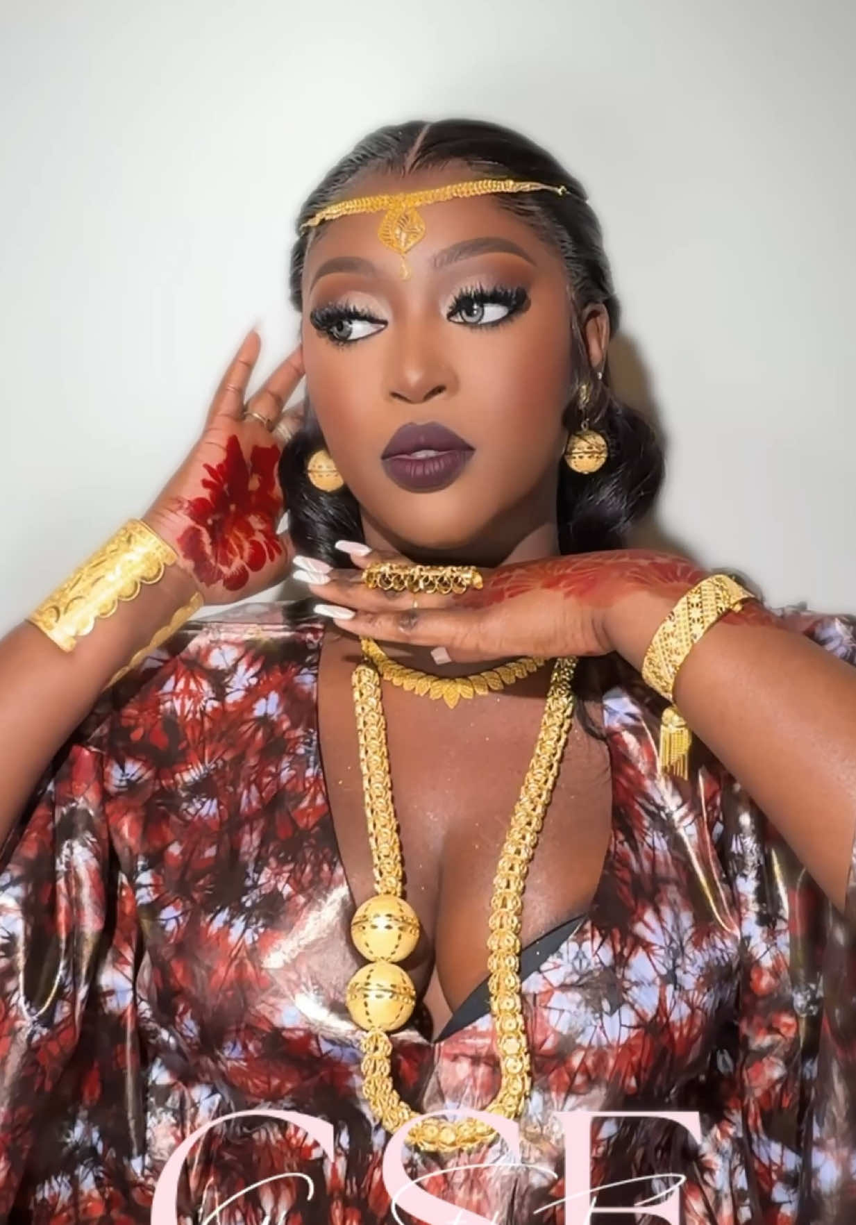 A post by @glamourstylefa on TikTok caption: Henna Time #sengaltiktoker🇸🇳 #sengaltiktok #fyp #pourtoi #dakarbuzz #221 #muasenegal #atlhairstylist 