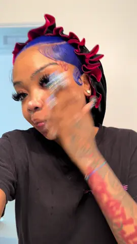 A post by @thequeenleora on TikTok caption: Day in the life of a Hair influencer 💖 ft @VergeExtensions 