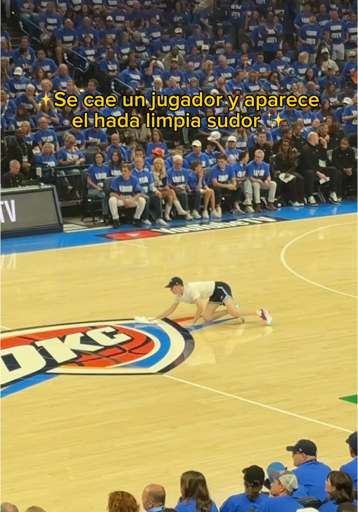A post by @dayanaraurios on TikTok caption: Gracias a esas hadas no se resbalan los jugadores jajaja 🧚🏀⛹️‍♂️