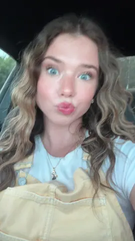 A post by @lil_bit_352 on TikTok caption: I know I’m losing my tan I don’t wanna talk about it 😔✋🏽 #fyp #florida #tan 