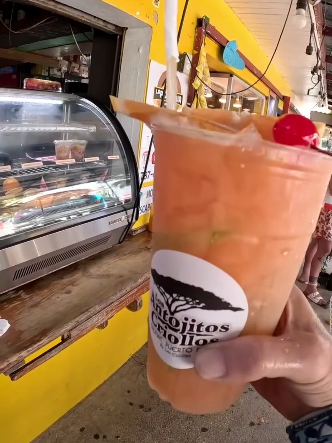 A post by @tradicionespr on TikTok caption: Chinchorro de Antojitos Boricuas 🇵🇷 Tienen de Todo 😬 Funche en Caldo Pescao 🥤 Mojitos 32 Oz  !!