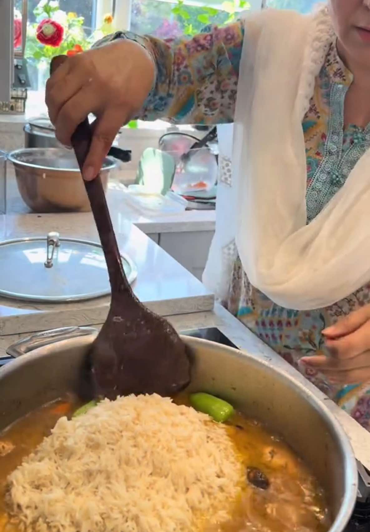 A post by @pulwasha_cooks on TikTok caption: Puchpan wala chicken pullao. Beti ke farmayesh per banaya . Jo Buchy khaney mey tung karien un ko yeh wali chicken pullao ke recipe bana kar dien #chickenpulao #fyp #pulwashacooks but 