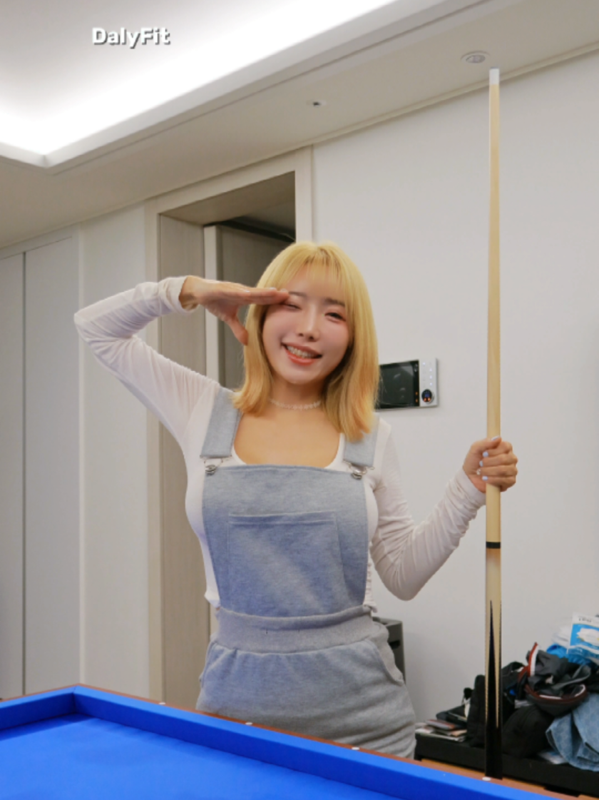 A post by @daly2828 on TikTok caption: let's play with me 😘 #billiards #carom #bida #3구 #당구