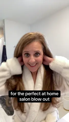 A post by @ on TikTok caption: Best hair tool 👩🏻 #fyp #foryoupage #frizzyhairtips #straighthair #lange #langehairtools 
