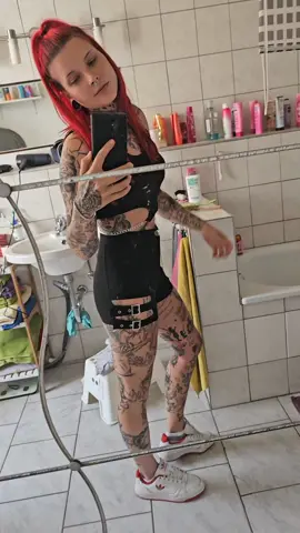 A post by @steff_fanny_dr3 on TikTok caption: #wirsindnichtnackt #teamcrazychaos #ostdeutschearroganz #farbeunterdiehaut #diegehirnakrobaten 
