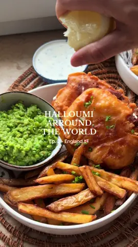 A post by @piaundhalloumi on TikTok caption: HALLOUMI & CHIPS 🇽🇪 Ep. 2 Halloumi arround the World Herzlich Willkommen zu Epidode 2. Heute geht es nach Endland. 💃 Zutaten: ( 3-4 Personen) Für den Halloumi: ergibt 4 Stücke     2 Packungen Halloumi (ca. 400–500 g)     250 g Mehl     2 TL Backpulver     ca. 250 ml Bier (z. B. Helles)     Salz, Pfeffer     Öl zum Frittieren Für die Pommes:     3-4 große Kartoffeln     Salz     etwas heller Essig (z. B. Malzessig oder Weißweinessig)     Öl zum Frittieren Für die Erbsen (Mushy Peas):     300 g TK-Erbsen     1 EL Butter     1 Stängel frische Minze     Salz, Pfeffer Für die Fake-Tartarsauce:     3 EL Mayonnaise     2 EL Joghurt     1 hartgekochtes Ei     2 EL Schnittlauch     Salz, Pfeffer Zubereitung 1. Halloumi vorbereiten Halloumi längs halbieren, sodass flache Scheiben entstehen. In etwas Mehl wenden. Für den Teig: Mehl, Backpulver, eine Prise Salz und Bier zu einem glatten Teig verrühren. 2. Frittieren Öl in einem Topf oder einer Fritteuse auf ca. 170–180 °C erhitzen. Halloumi durch den Bierteig ziehen und portionsweise ca. 8 Minuten goldbraun frittieren. Auf Küchenpapier abtropfen lassen. 3. Pommes doppelt frittieren Kartoffeln schälen und in Stifte schneiden. Kurz in kaltem Wasser einlegen, dann abtrocknen. In der ersten Runde 2–3 Minuten frittieren, dann abtropfen lassen. In der zweiten Runde 5–6 Minuten frittieren, bis sie goldbraun und knusprig sind. Großzügig salzen und mit etwas Essig beträufeln. 4. Mushy Peas zubereiten TK-Erbsen mit heißem Wasser übergießen, 2–3 Minuten ziehen lassen, dann abgießen. Butter in einem Topf schmelzen, Minzblätter grob hacken und mit den Erbsen kurz anschwitzen. Mit Salz und Pfeffer würzen und grob pürieren. 5. Tartarsauce anrühren Gekochtes Ei fein hacken. Mit Mayonnaise, Joghurt, Schnittlauch, Salz und Pfeffer vermengen. 6. Servieren Halloumi & Chips mit Mushy Peas und der Fake-Tartarsauce auf einem Teller anrichten. Optional mit einer Zitronenspalte servieren. #halloumiarroundtheworld #fishandchips #halloumiandchips #halloumi