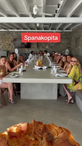 A post by @_toscanelucas on TikTok caption: Les filles veulent une Spanakopita 🇬🇷🥧🥬 Ingrédients * 300g épinards hachés * 1 poireau finement haché * 3 oignons nouveaux hachés * Aneth haché * Persil haché * 200g feta émiettée * 2 œufs * Pâte filo * Beurre  * Chapelure * Graines de sésame noir * Huile d'olive * Sel de mer, poivre, muscade râpée Préparation * Dans un bol, ajouter les 300g d'épinards hachés et saupoudrer de sel de mer - laisser 10 min, puis mettre dans un torchon et presser pour extraire l'excès d'eau * Ajouter les épinards égouttés dans un bol avec le poireau finement haché, les 3 oignons nouveaux hachés, l'aneth, le persil, sel, poivre, muscade râpée, un filet d'huile d'olive, 200g de feta émiettée et 2 œufs * Mélanger pour bien incorporer le tout * Faire fondre le beurre * Dans un plat à gratin, saupoudrer de chapelure sur le fond, puis ajouter deux feuilles de pâte filo et arroser de beurre fondu * Disposer 3 autres feuilles avec la moitié de la pâte qui dépasse sur les côtés, arroser de beurre à nouveau, puis ajouter la garniture. * Lisser la garniture, puis replier la pâte qui dépasse pour enrober grossièrement la garniture, arroser encore * Froisser des feuilles de filo individuelles en boudins grossiers et les assembler sur le dessus en spirale jusqu'au centre * Arroser de beurre, saupoudrer de graines de sésame. * Cuire à 180°C pendant 30-40 min ou jusqu'à ce que ce soit doré partout * Laisser reposer 15 min et servir