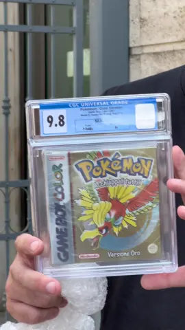 A post by @granmaestro_sowe on TikTok caption: Un pezzo unico.  Il più importante acquisto del 2025.  Dal 2020 ho iniziato grazie un mio amico una collezione difficilissima, giochi sigillati in italiano fino alla quinta generazione. Ho avuto la fortuna di recuperare alcuni pezzi difficili subito, come cristallo e argento, ma anche blu e rosso “sealed”.  Tuttavia oro sigillato in italiano è stato davvero tosto, nonostante la ricerca incessante e offerte allettanti a vari collezionisti non mi sono nemmeno avvicinato a ottenerlo. Un barlume di speranza nel 2022 su eBay, una copia era uscita, purtroppo risigillata. Da lì avevo abbandonato le speranza di trovarlo, oggi è uscito, addirittura un 9.8. #pokemon #collezione #collezionismo #pokemonoro #pokemonargento #pokemoncristallo 
