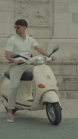 A post by @dordzscerencsingi on TikTok caption: Hirdetés| A római éjszaka inspirálta Born in Roma Uomo Extradose az extravagánsok illata. A friss és fűszeres rózsabors mellett az érzéki kasmírfa jegyek bontakoznak ki az illatban szép lassan. Egy biztos, hosszú és emlékezetes nyomot hagy. @Valentino.Beauty #BORNINROMA #MANYWAYSTOBEYOU #VALENTINOBEAUTY #mynotino #notino @Notino #foryou #fyp #fpyシ #fyppp #nekedbelegyen #nekedbe #foryoupage #forupage  📸:@Ede Judt  Makeup: @Karácsony Levente 