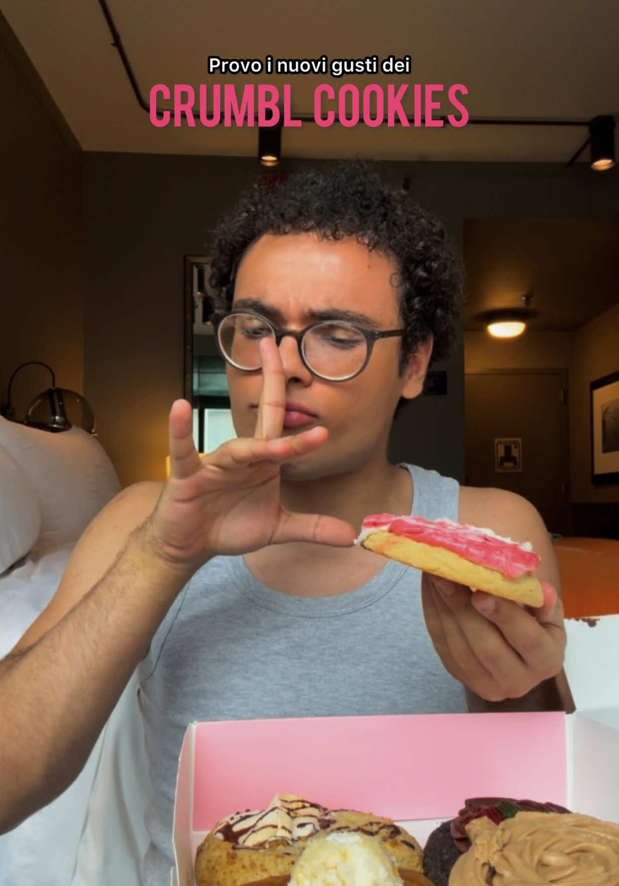 A post by @kiro_ebra on TikTok caption: Provo i nuovi gusti dei Crumbl Cookies🍪 #CrumblCookies #ragazzi #ragazze #biscotti #kiroebra 