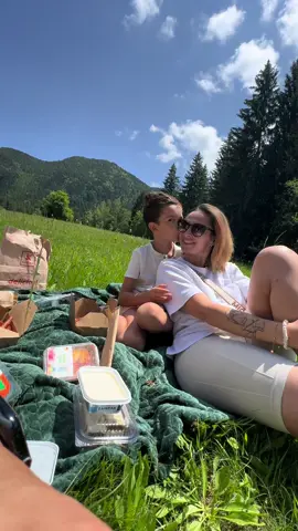 A post by @monicaraduofficial on TikTok caption: În drum spre Poiana Brașov, cei mici au venit cu ideea: picnic spontan! 🧺 Am oprit în @Kaufland România , am luat ce ne-a poftit inima – veggie pentru soț, grill pentru ei și o prăjitură delicioasă 🍰. Uneori, simplitatea bate restaurantul. 🌲☀️ Tu când ai lăsat planurile deoparte și te-ai bucurat de moment? 