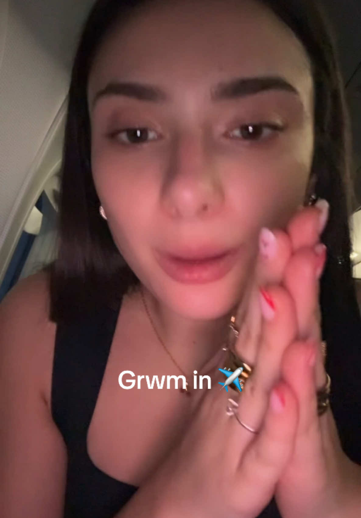 A post by @brisida on TikTok caption: #grwm in aereo ✈️✈️✈️