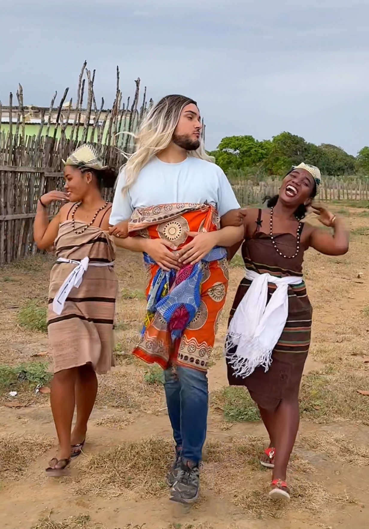 A post by @ramazanbayram_ on TikTok caption: Cansu Afrika’ya gidince😅 Video nasıl olmuş? Yorumlarınızı bekliyorum! #keşfet 