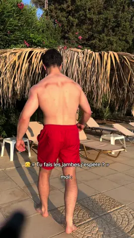 A post by @fleckinho_ on TikTok caption: petit indice dans le dos 😎😭 #gym #powerlifting #gymmemes 