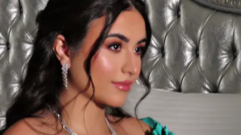 A post by @yaraaziz on TikTok caption: ابدعوا البنات🥺❤️ @Melad Photography @MRYMAKEUP  #دبي #يارا_عزيز #yara_aziz 