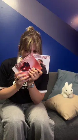 A post by @marinedmusique on TikTok caption: mon album sort bientôt et il est toujours disponible en précommande sur mon site!!😍 j’ai hâte d’avoir vos retours 💜 #tiktokmusic #newmusic 