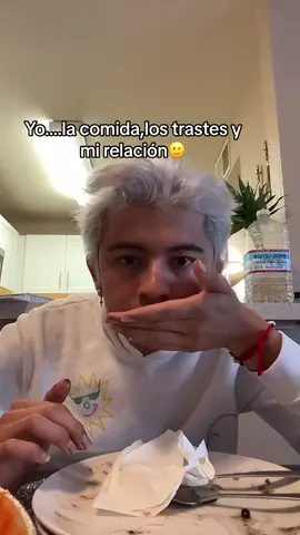 A post by @jonasymikeoficial on TikTok caption: #Recuerdos quiere que yo haga todo #fyp #foryoupage #fypシ #parati #couple #couplegoals #Relationship #marriage #marriedlife #Love #cooking #foodtiktok #comida #viral #viralvideo #viraltiktok 