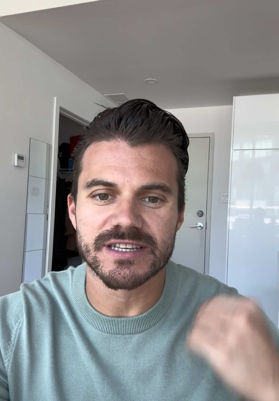 A post by @pc.jolicoeur on TikTok caption: On connaît tous quelqu’un qui fait constamment du va-et-vient dans une relation qui est pourtant vouée à l’échec. Parfois, les gars ouvrent les yeux trop tard. Mais honnêtement, si tu l’as laissée, est-ce que c’était vraiment la femme de ta vie ou avais-tu simplement peur de te retrouver seul ? Il y en aura toujours une autre que tu pourras aimer et aimer tout autant si tu le veux vraiment.