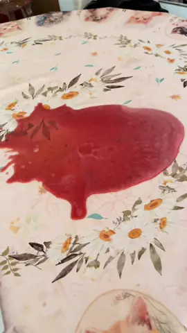 A post by @legnahernandez1 on TikTok caption: Soy bien manos de mantequilla 😭 ayer hice que nos pusiéramos toda la crema corporal que tiré y andamos bien humectados 😂