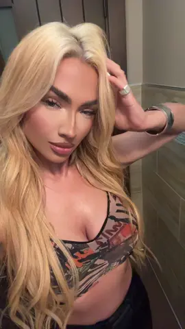 A post by @lyssashackelford on TikTok caption: in my dms and its unread lmfao 