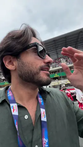 A post by @esteban_said on TikTok caption: Se los juro! Pude haber estado con Chequito! 😭🏎️ #parodia #comedia #whitexican #corredor #lemans