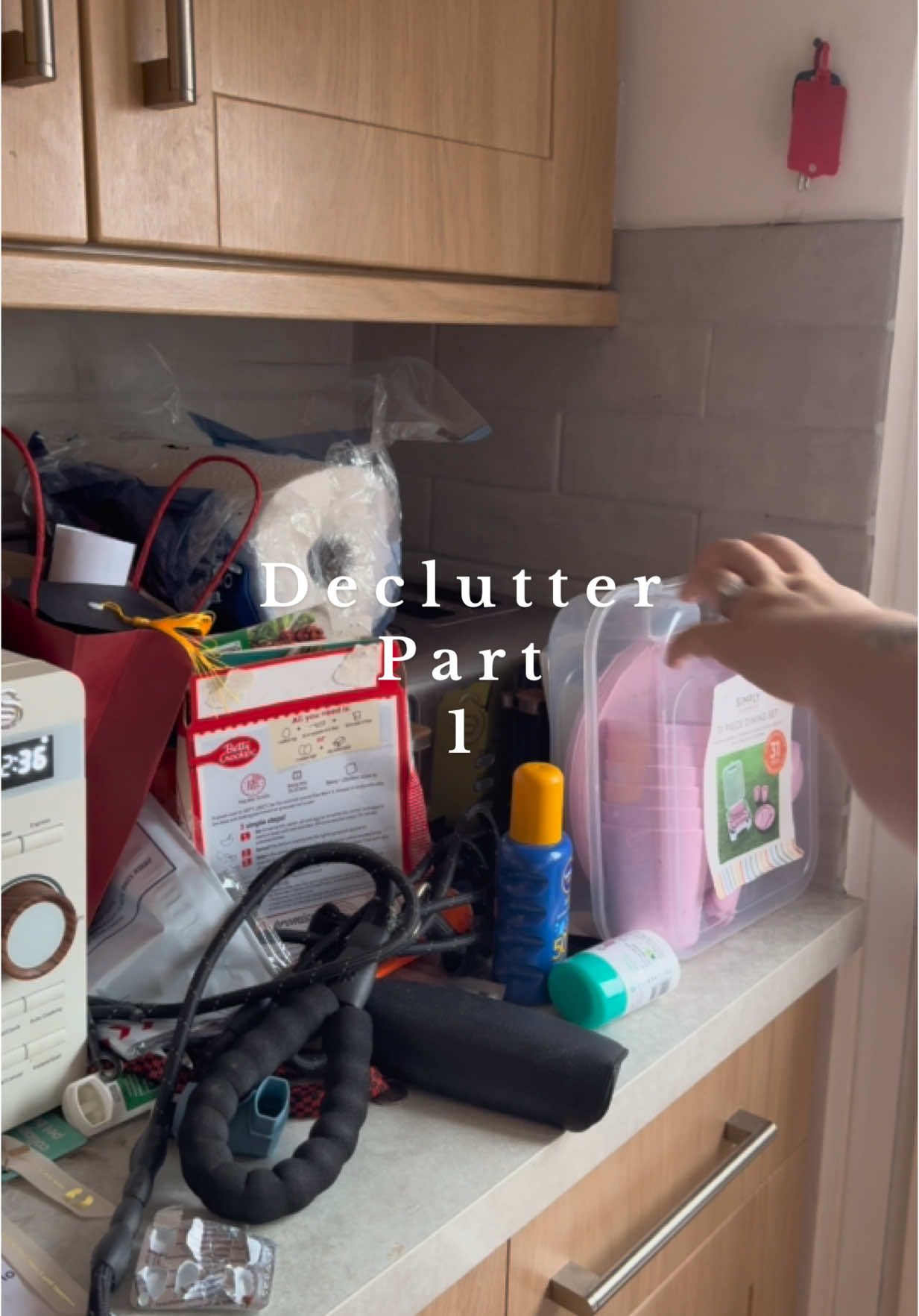 A post by @ on TikTok caption: Let’s declutter my house 🏠 #pregnancytiktok #mumlife #cleanfluencer #homewithchloex #CleanTok #cleaninguk #cleanwithme #cleaningmotivation #organisedhome #declutteryourlife #declutter #declutterwithme 
