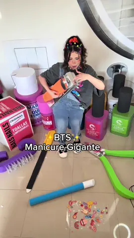 A post by @daniela.emmanuel on TikTok caption: Díganme de cual de los objetos les subo tutorial completo 💕🥹 #giant  #duende #elf #manicure #DIY #manualidades #asmr 