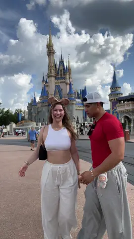 A post by @jcandsondraa on TikTok caption: Conocí al amor de mi vida en Disney 😍 #jcandsondra 
