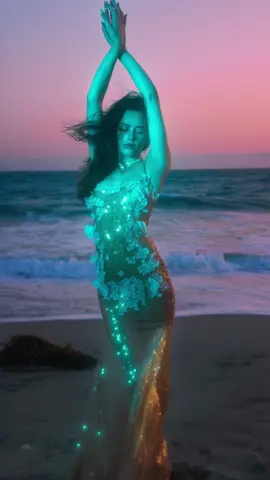 A post by @emackelder on TikTok caption: The @amarancreators new Peak Battery makes studio lighting possible anywhere with the amaran Pano 60c & Pano 120c! Getting this ethereal colored lighting has been nearly impossible on location, this battery pack completely changes the type of looks I can create. It opens the door to so much more experimentation. This battery pack has enough juice to power the amaran Pano 120c for 40 mins at 100%. More than enough for my entire shoot. Head to the link in my bio and sign up to be the first to know once it’s in stock.  #amaranpartner #amaran #ethereal #portraits #photography #lighting