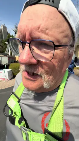 A post by @fansdetacu on TikTok caption: #fyp #foryoupage❤️❤️ #foryoupage #video #tik_tok #funny #fypシ゚ #tiktokviral #toiture #quebec @Cotetoitures 