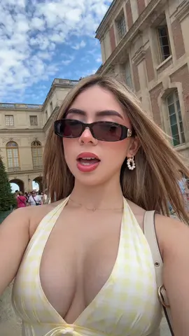 A post by @xkarentorresx on TikTok caption: subimos el mismo video, cuál te salió primero?🤓@YOLO #karentorres #mexico #parati 