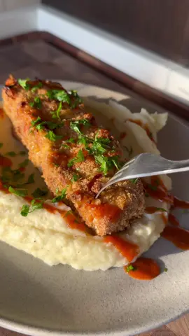 A post by @kulinaria.recetas on TikTok caption: PINCHOS DE MILANESA DE POLLO 🍗, cosa que te vas a autoagradecer tener en el freezer. 🔥Y por supuesto todo va a ser más fácil si tenes esta mega freidora en la cocina. Tuve varias pero ninguna como esta, es amplia, te entra bastante comida, te avisa cuando tenes que dar vuelta la comida y lo que para mí la hace la mejor de todas es que podes cocinar también versión JUGOSO. Para hacer una carne con verduras por ejemplo es lo más🙌🏻. Sin dudas son tendencia en mi cocina @smartlife.arg. 👉🏻INGREDIENTES para 6u: -3 pechugas de pollo. -1 cebolla. -1 morron. -jamón cocido. -queso rallado o queso danbo. -perejil, ajo mostaza. -pan rallado. -huevos. -puré de papas para acompañar. ♨️Los cociné por 20 min a 200 grados y quedaron en el punto justo. Los prueban y después me cuentan. Atte: Kuli✨. . . . . . #recetasfaciles #milanesa #cena 