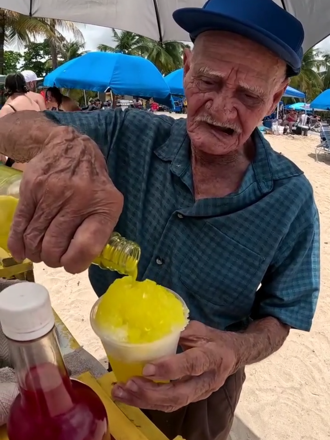 A post by @tradicionespr on TikTok caption: 👴🍧 101 Años.. Jorge El Piraguero Dia a Dia.. Raspando Piraguas ❤️🇵🇷  !