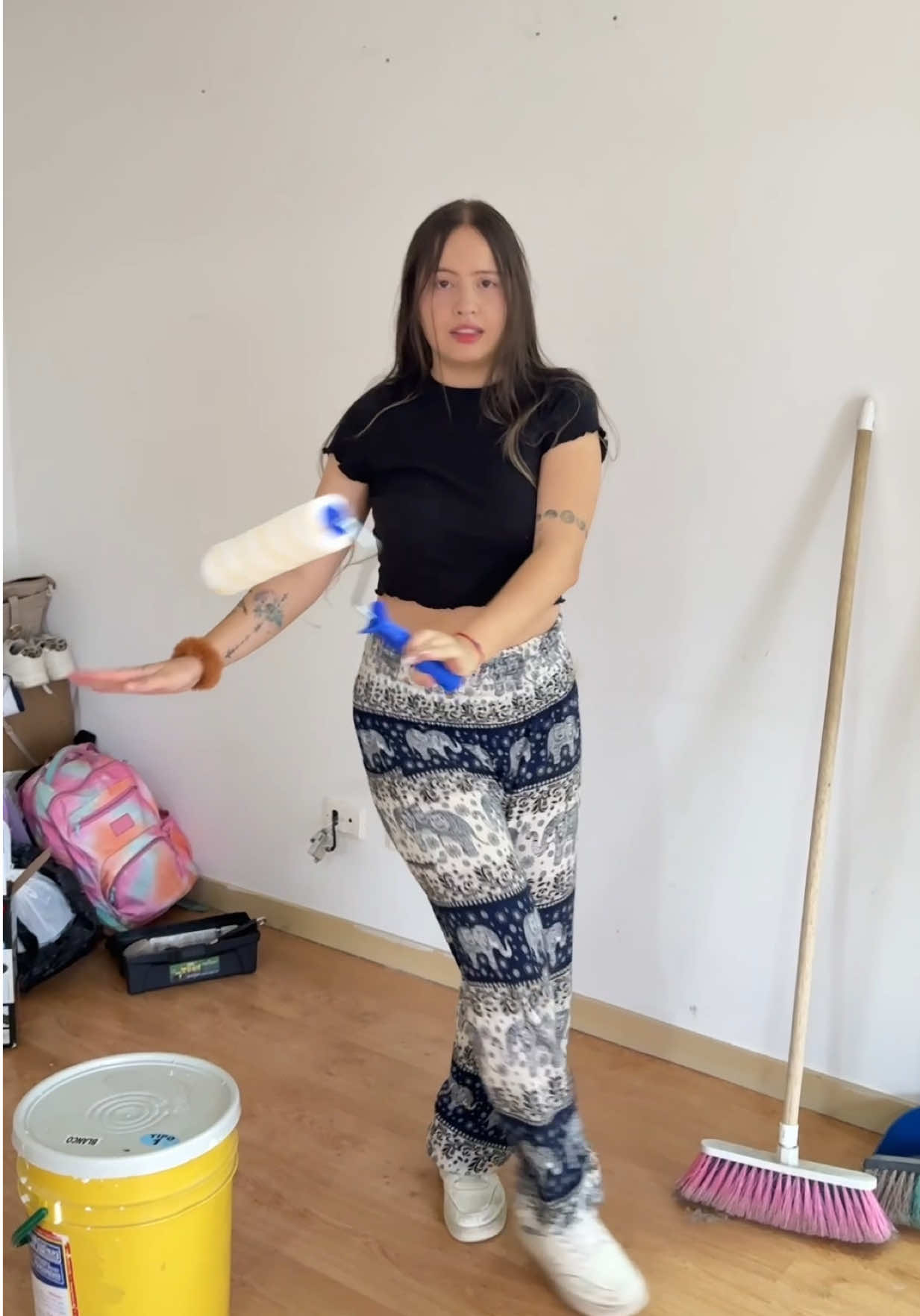 A post by @daniela_giraldo1 on TikTok caption: Tu pintora favorita 🥹 se vienen muchas cositas ❤️ #giraldos #fyp 