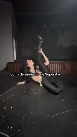 A post by @itsthecrazylatina on TikTok caption: Y no tiene cura #show #performance #bday 