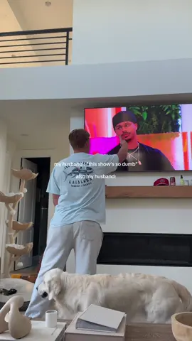 A post by @kaelimaee on TikTok caption: HE’S SO INTO IT HAHAHAHA #loveisland #loveislandusa #trending #husband #funny #huda #recoupling 