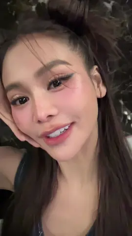 A post by @engfa32 on TikTok caption: เคล็ดลับผิวฉ่ำมีออร่า ของอิงฟ้านี่เลย 🤍 #เดอลีฟ #ครีมทานาคา ตัวช่วยผิวสุขภาพดี #ครีมอิงฟ้า #DeLeafxEngFa #เดอลีฟครีมทานาคาที่อิงฟ้าเลือก #อิงฟ้าวราหะ #อิงฟ้ามหาชน #engfawaraha 