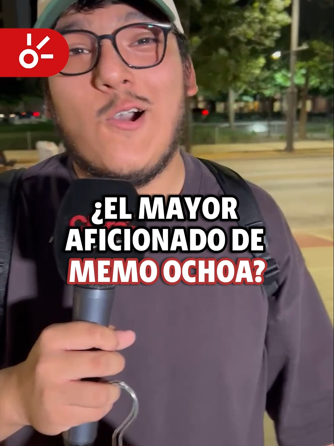 A post by @clarosports on TikTok caption: ¡EL SUEÑO DE TODOS! 🤩🇲🇽🧤 Este gran aficionado de la selección mexicana y de Memo Ochoa nos cuenta un poco sobre su colección y cómo es que ha logrado crecerla tanto 🔥 #Aficionado #Mexico #MemoOchoa #Coleccionista #MasClaroQueNunca