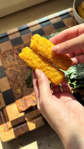 A post by @piaundhalloumi on TikTok caption: Anzeige I CORNFLAKES-STÄBCHEN KARTOFFELWRAP🌯 mit den Cornflakes-Stäbchen von @FRoSTA    Ich habe bei @Ana | RussischRaclette gesehen, dass sie die Cornflakes-Stäbchen mal anders interpretiert hat – das wollte ich auch mal ausprobieren. Die Cornflakes-Stäbchen gibt’s im Tiefkühlregal bei Edeka, bald auch bei Kaufland oder direkt im FRoSTA Online Shop.   Zutaten für 1 Wrap: 1 große Kartoffel 1 Karotte 1 Ei etwas Streukäse Schnittlauch etwas Öl   6 FRoSTA Cornflakes-Stäbchen TK-Blattspinat 2–3 EL Crème fraîche Salz, Pfeffer Zum Füllen: Salatblätter   1. Raspeln Kartoffel und Karotte grob raspeln. Schnittlauch fein schneiden. Mit Ei, Käse und Salz vermengen. 2. Ausbacken Masse auf Backpapier rund/oval ausstreichen und bei 180 °C ca. 20 Min. backen. Danach im Kontaktgrill (Sandwichfunktion) ca. 10 Min. goldbraun grillen. 3. Stäbchen zubereiten FRoSTA Cornflakes-Stäbchen nach Packungsanleitung im Ofen oder in der Pfanne zubereiten. 4. Dip anrühren TK-Spinat erwärmen, Crème fraîche einrühren, mit Salz & Pfeffer abschmecken. 5. Füllen Wrap mit Spinatdip bestreichen, Salat und Stäbchen darauflegen, einrollen und genießen.   #FRoSTA #Fischstäbchen #CornflakesStäbchen #StäbchenGoneWild #KartoffelWrap
