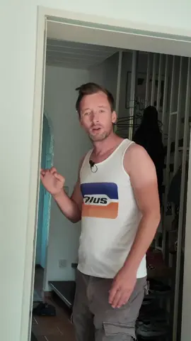 A post by @marcelkay on TikTok caption: Uwe ausse 90er hat da eine Theorie über Frauen 🤣 #90er #uwe #satire 