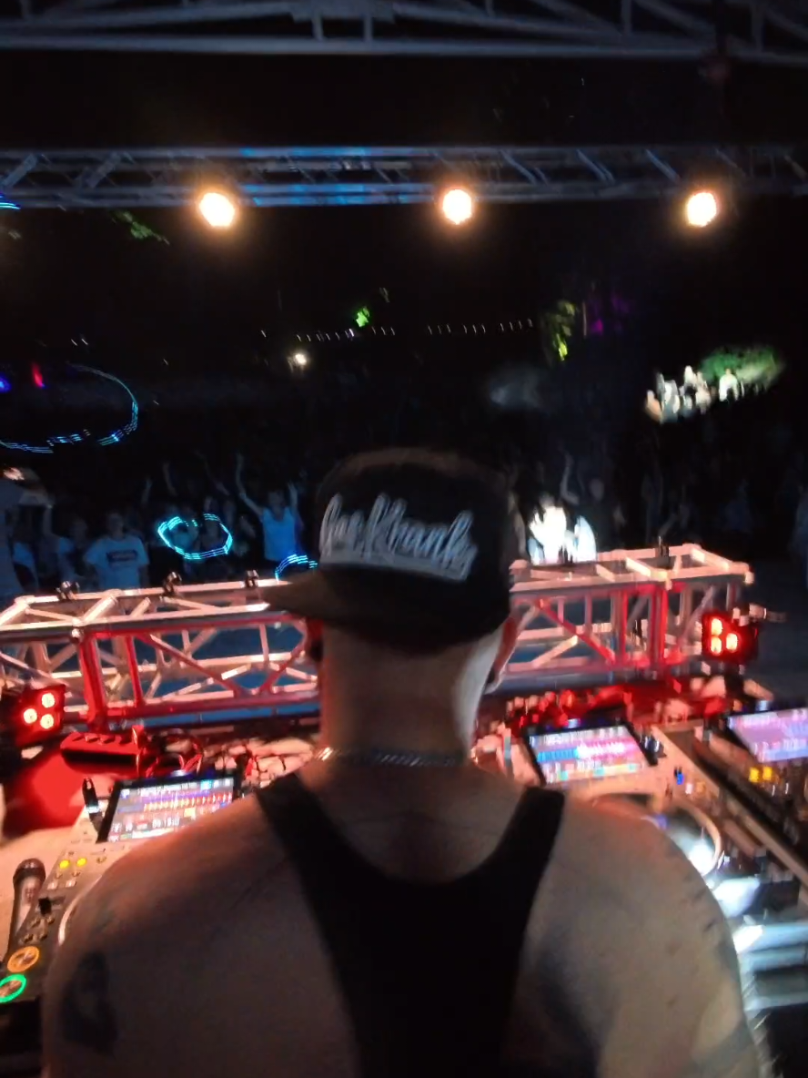 A post by @kopf_und_hoerer.official on TikTok caption: if you want me if you need me im yours 🫶🏽 #CapCut #techno #hardtechno #tekk #meloton #tekkno #kopfundhörer 
