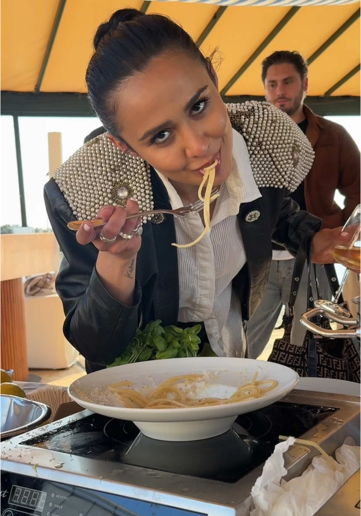 A post by @chefmaxmariola on TikTok caption: 🎙️ “Er vero show nun è solo er piatto… è tutto er casino bello che c’è intorno!” 🎥 Dietro le quinte del cooking show in Svezia … alla maniera italiana! Luci accese, padelle che cantano, risate che riempiono l’aria. E io? Sto là, a fa’ quello che amo: cucinare con passione, scherzare co’ la gente, e impiattà come se fosse l’ultima cena 🇮🇹❤️ E  vicino a me, bella fresca: Peroni Nastro Azzurro 0.0 % – perché er gusto resta, pure senza alcol! 🍻 In paid collaboration with @peroninastroazzurro 0.0 % 🔞 “18+ alcohol free” 🔗 aboutalcohol.com 👇 Ditemelo voi: qual è stato il momento più da applausi secondo voi? Elicotteri , assaggi o il nostro  balletto finale ? #chefmaxmariola #maxmariola #maxmariolacucinapervoi #thesoundoflove #peroninastroazzurro