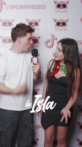 A post by @iporkvideo on TikTok caption: Sì ci poteva essere qualcosa in più 😬💋 @Luca Bellei 🎤 @GioLight💡  #ipork #iporkvideo #iosonoluca #lucabellei #interviste #bacino #discoteca #fakebody #laisla #alessandria 